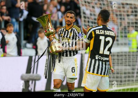 Danilo de Juventus FC montre aux fans la Coupe d'Italie remportée il y a quelques jours par la Juventus après le match entre Juventus FC et AC Monza le 25 mai 2024 A. Banque D'Images