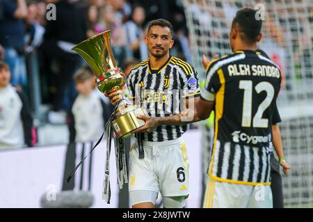 Danilo de Juventus FC montre aux fans la Coupe d'Italie remportée il y a quelques jours par la Juventus après le match entre Juventus FC et AC Monza le 25 mai 2024 A. Banque D'Images