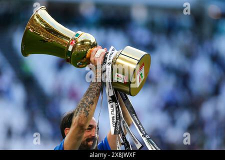 Carlo Pinsoglio montre aux fans la Coupe d'Italie remportée il y a quelques jours par la Juventus après le match entre la Juventus FC et l'AC Monza le 25 mai 2024 Banque D'Images