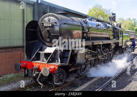 Moteur de train à vapeur se remplissant d'eau à la gare de Pickering à la gare de Pickering North Yorkshire Angleterre Royaume-Uni GB Europe Banque D'Images