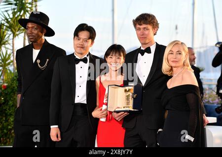 Baloji, Chiang Wei Liang, You Qiao Yin, Halfdan Ullmann Tondel und Emmanuelle Beart beim Photocall mit den Preisträgern auf dem Festival de Cannes 2024 / 77. Internationale Filmfestspiele von Cannes am Palais des Festivals. Cannes, 25.05.2024 Banque D'Images