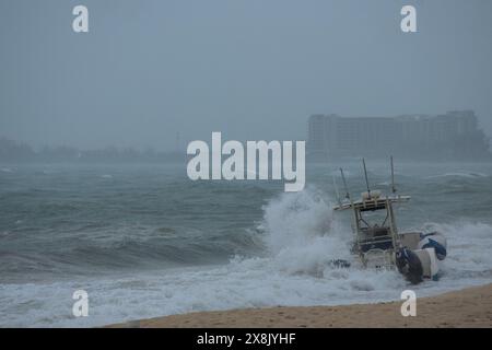 Plan de mise au point sélective d'un bateau arraché de son mouillage par l'ouragan Laura alors qu'il passe devant Grand Cayman Banque D'Images