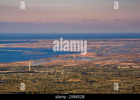 La baie et la pointe de Fangar vues du parc éolien Baix Ebre au coucher du soleil (Tarragone, Catalogne, Espagne) ESP : la Punta y Bahía del Fangar (Delta del Ebro) Banque D'Images