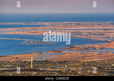 La baie et la pointe de Fangar vues du parc éolien Baix Ebre au coucher du soleil (Tarragone, Catalogne, Espagne) ESP : la Punta y Bahía del Fangar (Delta del Ebro) Banque D'Images