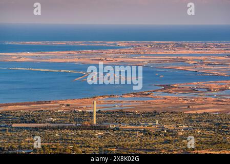 La baie et la pointe de Fangar vues du parc éolien Baix Ebre au coucher du soleil (Tarragone, Catalogne, Espagne) ESP : la Punta y Bahía del Fangar (Delta del Ebro) Banque D'Images