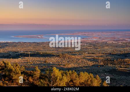 La baie et la pointe de Fangar vues du parc éolien Baix Ebre au coucher du soleil (Tarragone, Catalogne, Espagne) ESP : la Punta y Bahía del Fangar (Delta del Ebro) Banque D'Images