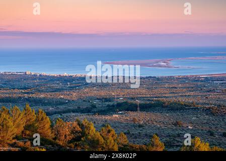 La baie et la pointe de Fangar vues du parc éolien Baix Ebre au coucher du soleil (Tarragone, Catalogne, Espagne) ESP : la Punta y Bahía del Fangar (Delta del Ebro) Banque D'Images