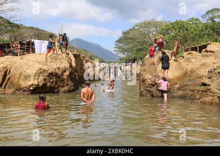 Dolores, Philippines. 25 mai 2024 : les Philippins affluent vers des ruisseaux qui ne se sont pas asséchés pour échapper à la chaleur étouffante des villes. À Calabarzon, certains trouvent refuge aux chutes de Paeng, une nouvelle destination créée par le typhon Paeng(2022). Coulant du mont Banahaw, une montagne sacrée sujette aux glissements de terrain, à l'érosion et aux crues éclair destructrices, le lit de la rivière Lagnas s'est affaissé pour former ces cascades très appréciées car l'archipel et l'Asie du Sud-est souffrent d'une vague de chaleur sévère et de sécheresse due à El Nino qui se terminera par la dépression tropicale Aghon, première tempête à frapper le pays cette année. Crédit : Kevin Izorce/Alamy Live News Banque D'Images