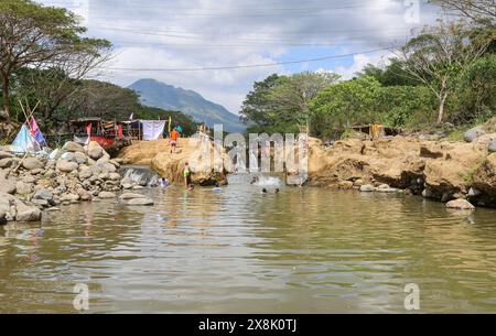 Dolores, Philippines. 25 mai 2024 : les Philippins affluent vers des ruisseaux qui ne se sont pas asséchés pour échapper à la chaleur étouffante des villes. À Calabarzon, certains trouvent refuge aux chutes de Paeng, une nouvelle destination créée par le typhon Paeng(2022). Coulant du mont Banahaw, une montagne sacrée sujette aux glissements de terrain, à l'érosion et aux crues éclair destructrices, le lit de la rivière Lagnas s'est affaissé pour former ces cascades très appréciées car l'archipel et l'Asie du Sud-est souffrent d'une vague de chaleur sévère et de sécheresse due à El Nino qui se terminera par la dépression tropicale Aghon, première tempête à frapper le pays cette année. Crédit : Kevin Izorce/Alamy Live News Banque D'Images