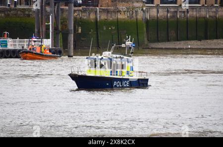 Londres, Royaume-Uni. 8 avril 2022. Bateau de police sur la Tamise. Crédit : Vuk Valcic/ Alamy Banque D'Images