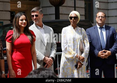 Bowling Green, New York, États-Unis, 25 mai 2024 - des invités politiques ainsi que le maire Eric Adams prononcent une allocution et lèvent le drapeau de l'Union africaine à Bowlin Banque D'Images