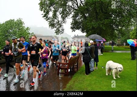 Édimbourg, Écosse, Royaume-Uni. 26 mai 2024. Le marathon d’Édimbourg avec plus de 12 000 participants, qui commence à l’ombre du McEwan Hall de Bristo Square. Le parcours de marathon a été élu le marathon le plus rapide du Royaume-Uni par Runners World, idéal pour ceux qui recherchent un meilleur temps personnel. Le parcours serpente autour du centre-ville, puis se dirige vers l'est le long de la côte jusqu'à Prestonpans et se termine à l'extérieur de Musselburgh. Coureurs dans Princes Street Gardens. Crédit : Craig Brown/Alamy Live News Banque D'Images