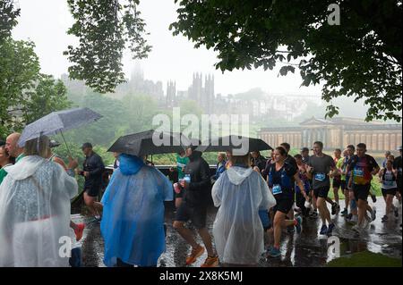 Édimbourg Écosse, Royaume-Uni 26 mai 2024. Des milliers de personnes courent dans Princes Street Gardens alors qu'elles participent au marathon d'Édimbourg. crédit sst/alamy live news Banque D'Images