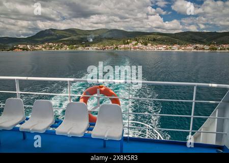 Vue de la ville de Glyfa depuis le ferry Michalakis III, traversant le golfe du Mali dans l'ouest de la mer Égée de Glyfa à Agiokambos sur l'île d'Evia, en Grèce Banque D'Images