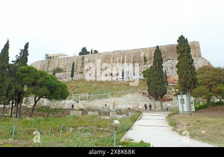 Colline de l'Acropole avec le Théâtre grec antique de Dionysos construit sur sa pente, Athènes, Grèce Banque D'Images