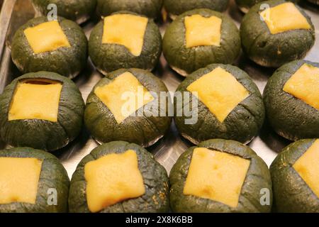 Tas de délicieuse crème au lait de noix de coco thaïlandaise dans une mini citrouille entière appelée Sankaya Faktong Banque D'Images