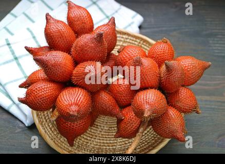 Grappes de salak mûr frais ou de fruits à la peau de serpent dans une assiette en osier Banque D'Images