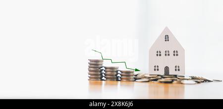 La faiblesse des taux hypothécaires a encouragé les investissements dans le marché du logement, les flèches pointant vers une augmentation des flux financiers et la croissance des entreprises dans les finances et les prêts. Banque D'Images