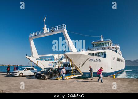 Véhicules sortant du ferry Anna Maria, au terminal d'Oropos après avoir traversé le sud du golfe Euboéen dans l'ouest de la mer Égée depuis Eretria à l'île d'Evia, Grèce Banque D'Images