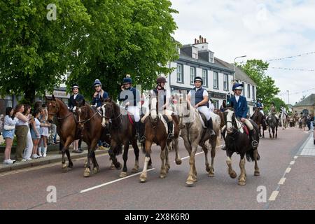 Horse Riders. Penicuik sur Parade. High Street, Penicuik, Midlothian, Écosse Banque D'Images