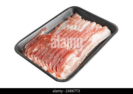 Bacon de porc cru dans un paquet de plastique noir isolé sur fond blanc. Tranches de poitrine striées, bacon frais en fines tranches, ingrédient alimentaire Banque D'Images