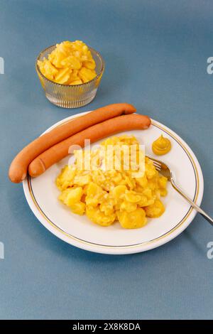 Cuisine souabe, salade de pommes de terre avec saucisses, Wienerle, saucisses Wiener, saucisses bouillies, saucisses au raifort, saucisse Frankfurter Banque D'Images