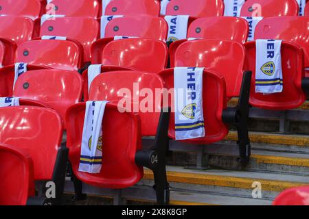 Londres, Royaume-Uni. 26 mai 2024. Écharpes Leeds dans le Leeds End pendant le match final du Sky Bet Championship Play-Off Leeds United vs Southampton au stade de Wembley, Londres, Royaume-Uni, le 26 mai 2024 (photo par Gareth Evans/News images) à Londres, Royaume-Uni le 26/05/2024. (Photo de Gareth Evans/News images/SIPA USA) crédit : SIPA USA/Alamy Live News Banque D'Images