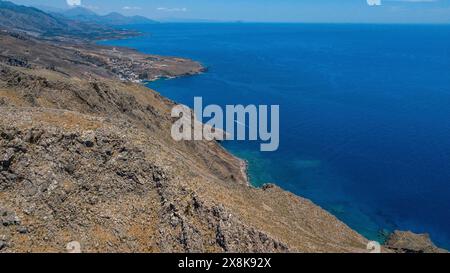 Vue aérienne de la côte sud de la Crète droite mer de Libye mer Méditerranée près de Sfakia, Chora Sfakion, Crète, Grèce Banque D'Images