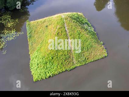 Vue aérienne de la pyramide dans un lac du parc Branitz. Branitz Park est un parc paysager conçu par Prince Pueckler près de Branitz à Cottbus Banque D'Images