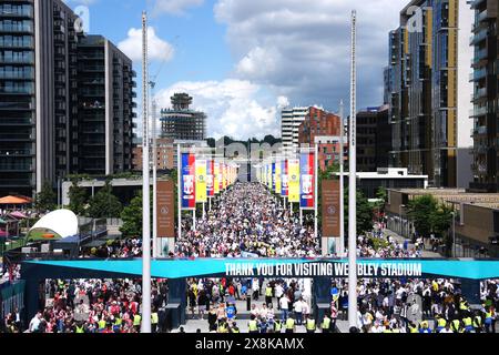 Une vue générale des fans de Leeds United et Southampton qui se rendent au stade avant la finale des play-off du Sky Bet Championship au stade de Wembley, à Londres. Date de la photo : dimanche 26 mai 2024. Banque D'Images