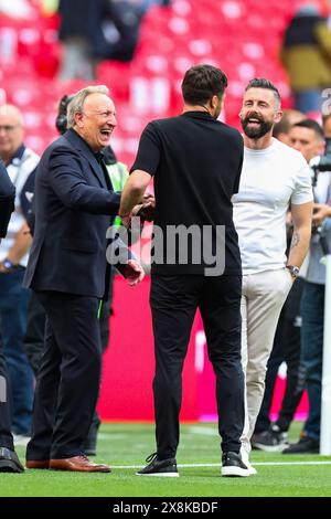 Londres, Royaume-Uni. 26 mai 2024. Neil Warnock partage un rire avec le manager de Southampton Russell Martin lors de la finale des Play-Off du Leeds United FC v Southampton FC SKY Bet EFL Championship au stade de Wembley, Londres, Angleterre, Royaume-Uni le 26 mai 2024 Credit : Every second Media/Alamy Live News Banque D'Images