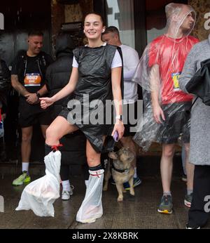 Édimbourg, Royaume-Uni, 26 mai 2024 : les coureurs du Marathon d'Édimbourg prennent des précautions par temps humide avant le départ. Image : DB Media services / Alamy Live Banque D'Images