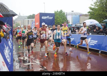 Édimbourg Royaume-Uni, 26 mai 2024 : premiers coureurs au départ du marathon d'Édimbourg à Potterow par l'Université d'Édimbourg. Pic DB Media services / Alamy Live Banque D'Images