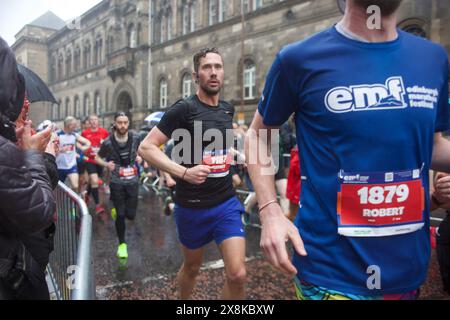 Édimbourg Royaume-Uni, 26 mai 2024 : les coureurs du Marathon d'Édimbourg passent devant la faculté de médecine de l'Université d'Édimbourg. Image : DB Media services / Alamy Live Banque D'Images