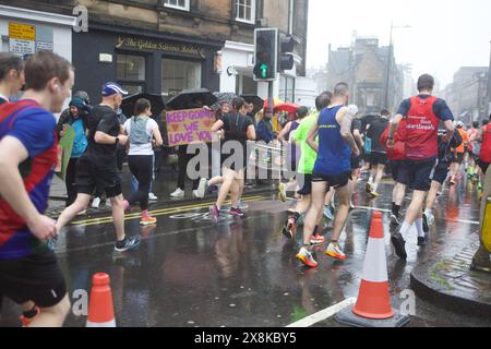 Édimbourg Royaume-Uni, 26 mai 2024 : un message de soutien aux coureurs qui font face au temps humide pendant le marathon d'Édimbourg. Image : DB Media services / Alamy Live Banque D'Images