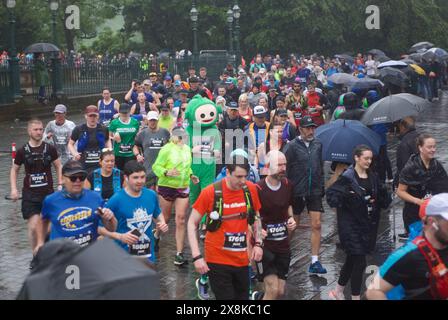 Édimbourg Royaume-Uni, 26 mai 2024 : un coureur portant un costume de Teletubby dans le marathon d'Édimbourg. Image : DB Media services / Alamy Live Banque D'Images