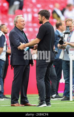 Londres, Royaume-Uni. 26 mai 2024. Neil Warnock rencontre le manager de Southampton Russell Martin avant la finale des Play-Off du Leeds United FC v Southampton FC SKY Bet EFL Championship au stade de Wembley, Londres, Angleterre, Royaume-Uni le 26 mai 2024 Credit : Every second Media/Alamy Live News Banque D'Images