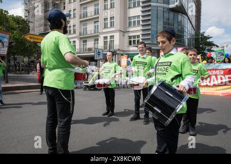 Berlin, Allemagne. 26 mai 2024. Le 26 mai 2024, une manifestation a eu lieu à Adenauerplatz à Berlin sous le slogan ''Lag Baomer Parade - fÃ¼r paix et tolérance, ramenez-les à la maison maintenant''. L’événement, qui a débuté à 13 heures, visait à plaider pour la paix, la tolérance et le retour des otages encore détenus par le Hamas. â le défilé comportait des discours notables du rabbin Yehuda Teichtal et de la sénatrice berlinoise pour l'éducation, la jeunesse et la famille, Katharina Guenther-Wuensch. Crédit : ZUMA Press, Inc/Alamy Live News Banque D'Images