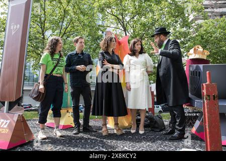 Berlin, Allemagne. 26 mai 2024. Le 26 mai 2024, une manifestation a eu lieu à Adenauerplatz à Berlin sous le slogan ''Lag Baomer Parade - fÃ¼r paix et tolérance, ramenez-les à la maison maintenant''. L’événement, qui a débuté à 13 heures, visait à plaider pour la paix, la tolérance et le retour des otages encore détenus par le Hamas. â le défilé comportait des discours notables du rabbin Yehuda Teichtal et de la sénatrice berlinoise pour l'éducation, la jeunesse et la famille, Katharina Guenther-Wuensch. Crédit : ZUMA Press, Inc/Alamy Live News Banque D'Images