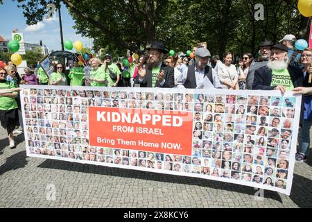 Berlin, Allemagne. 26 mai 2024. Le 26 mai 2024, une manifestation a eu lieu à Adenauerplatz à Berlin sous le slogan ''Lag Baomer Parade - fÃ¼r paix et tolérance, ramenez-les à la maison maintenant''. L’événement, qui a débuté à 13 heures, visait à plaider pour la paix, la tolérance et le retour des otages encore détenus par le Hamas. â le défilé comportait des discours notables du rabbin Yehuda Teichtal et de la sénatrice berlinoise pour l'éducation, la jeunesse et la famille, Katharina Guenther-Wuensch. Crédit : ZUMA Press, Inc/Alamy Live News Banque D'Images