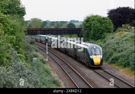 Train Great Western main Line passant le pont Vicarage Lane, approchant Creech St Micheal, Taunton, Somerset, Angleterre, Royaume-Uni Banque D'Images