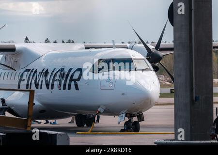 Helsinki / Finlande - 4 AVRIL 2024 :un ATR-72, exploité par la compagnie aérienne finlandaise Finnair, stationné sur le tarmac de l'aéroport Helsinki-Vantaa Banque D'Images