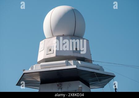 Helsinki / Finlande - 5 AVRIL 2024 : gros plan d'une installation radar sur un navire de guerre moderne. Banque D'Images