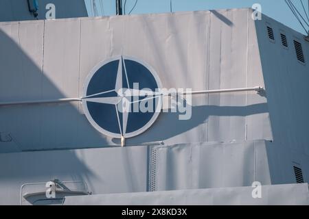 Helsinki / Finlande - 5 AVRIL 2024 : gros plan d'un insigne de l'OTAN, Organisation du Traité de l'Atlantique Nord, sur un navire de guerre. Banque D'Images