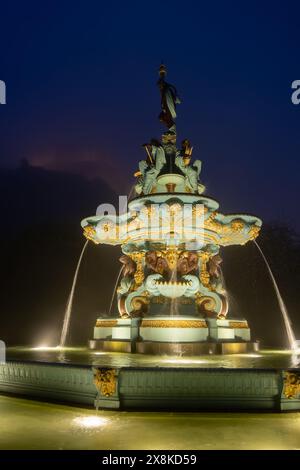 Fontaine Ross illuminée la nuit à Pinces Street Garden, ville d'Édimbourg, Écosse, Royaume-Uni. Monument en fonte de l'époque victorienne ouvert en 1872. Banque D'Images