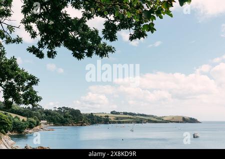 La rivière Helford entourée d'arbres et de rochers Banque D'Images