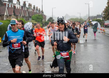 Édimbourg, Royaume-Uni. Dimanche 26 mai 2024 Édimbourg, Écosse : Édimbourg Full Marathon 2024. Les coureurs participent au Full Edinburgh Marathon sous la pluie. Crédit : Andrew O'Brien/Alamy Live News Banque D'Images