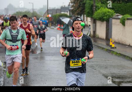 Édimbourg, Royaume-Uni. Dimanche 26 mai 2024 Édimbourg, Écosse : Édimbourg Full Marathon 2024. Les coureurs participent au Full Edinburgh Marathon sous la pluie. Crédit : Andrew O'Brien/Alamy Live News Banque D'Images