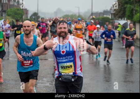 Édimbourg, Royaume-Uni. Dimanche 26 mai 2024 Édimbourg, Écosse : Édimbourg Full Marathon 2024. Les coureurs participent au Full Edinburgh Marathon sous la pluie. Crédit : Andrew O'Brien/Alamy Live News Banque D'Images