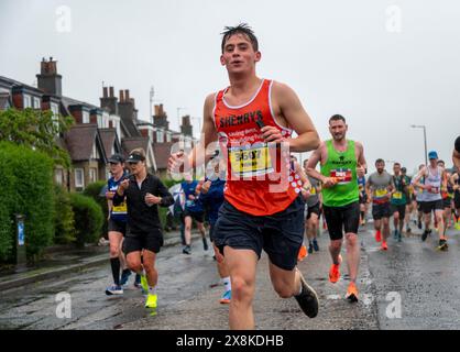 Édimbourg, Royaume-Uni. Dimanche 26 mai 2024 Édimbourg, Écosse : Édimbourg Full Marathon 2024. Les coureurs participent au Full Edinburgh Marathon sous la pluie. Crédit : Andrew O'Brien/Alamy Live News Banque D'Images